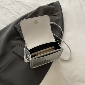 Sac bandoulière carré minimaliste en cuir gris argenté avec boucle et bandoulière fine