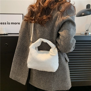 Sac à main blanc en peluche avec poignée nouée et bandoulière amovible élégante