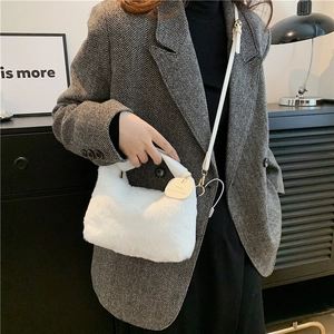 Sac à main chic en peluche blanche avec bandoulière en cuir et pendentif doré élégant