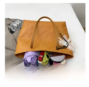 Innenansicht der großen Shopper-Tasche mit Platz für Regenschirm und Kosmetikartikel