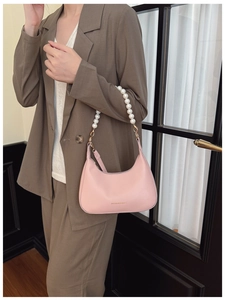 Borsa a mezzaluna rosa con elegante catena di perle e scritte dorate alla moda donna