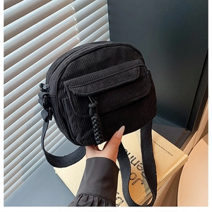 Détail de la texture en velours côtelé noir et de la fermeture à glissière