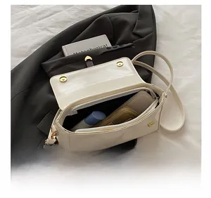 Vista interna della borsa rettangolare in PU beige con ampi scomparti per contenere oggetti
