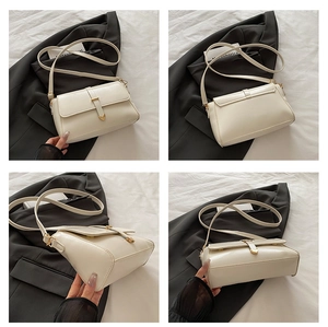 Viste multiple di una borsa a tracolla color crema con fibbia a cuore dorata