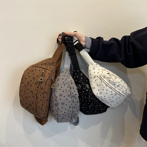 Riñoneras de pana con estampado floral en cuatro colores con correas ajustables y corazones