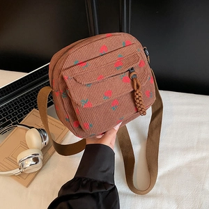 Braune Cord-Umhängetasche mit Erdbeermuster, quadratischem Design und breitem Gurt