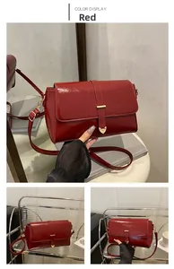 Dettaglio della borsa a tracolla rossa lucida in PU con chiusura a cuore in metallo