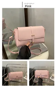 Borsa a tracolla rosa con fibbia a cuore dorata e cinturino regolabile vista dettagli