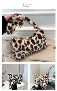 Détail du sac à main léopard en fausse fourrure avec chaîne en acrylique blanche