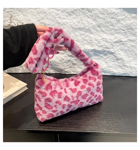 Détail du sac léopard rose en fausse fourrure montrant la texture et la chaîne dorée