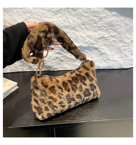 Détail de la texture léopard en fausse fourrure et de la chaîne ambre sur le sac à main