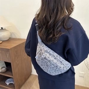 Sac de poitrine en velours bleu avec motifs cœurs et nœuds, grand sac porté croisé femme