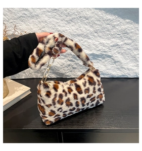 Détail d'un sac à main léopard en peluche avec texture fausse fourrure et large bandoulière