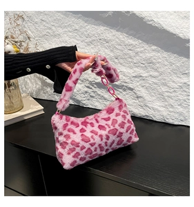 Détail d'un sac à main en fausse fourrure léopard rose avec décor de chaîne acrylique
