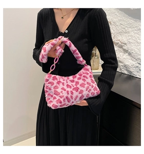 Gros plan du sac à main léopard rose en fausse fourrure avec une chaîne stylée en plastique