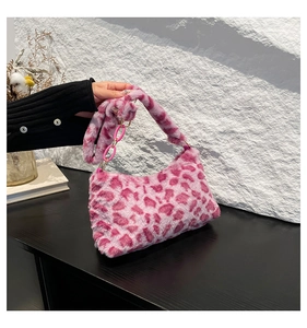 Détail du sac à main peluche léopard rose avec chaîne épaisse et texture douce en fausse fourrure