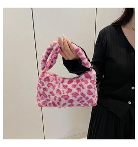 Détail du sac à main en fausse fourrure léopard rose avec chaîne en acrylique chic