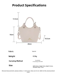 Détail du sac seau crème à texture marbrée avec dimensions et boucles argentées