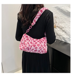 Sac bandoulière en fausse fourrure léopard rose avec détail de chaîne en acrylique