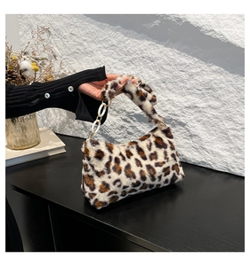 Détail du sac léopard en fausse fourrure avec chaîne blanche épaisse et texture douce