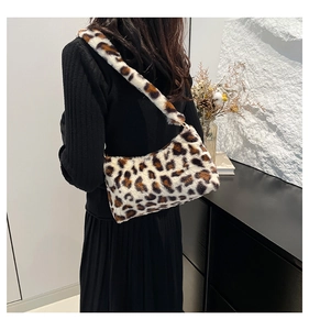 Sac à bandoulière en peluche léopard sur un mannequin avec intérieur moderne épuré