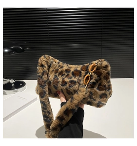 Détail du sac bandoulière en fausse fourrure léopard avec chaîne en résine ambre