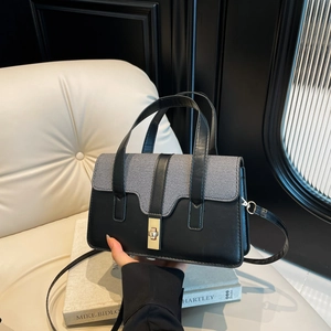 Sac fourre-tout carré noir et gris avec fermoir doré pour les déplacements professionnels