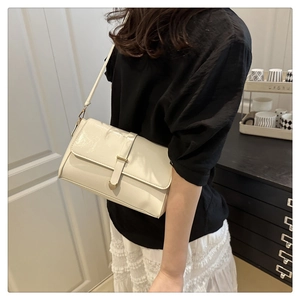 Détail du sac à bandoulière crème avec fermoir en métal en forme de cœur en situation