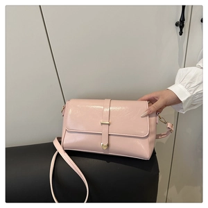Détail du sac bandoulière vintage rose avec boucle cœur dorée et texture en cuir