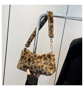 Détail du sac léopard en fausse fourrure douce avec bandoulière et maillon de chaîne doré