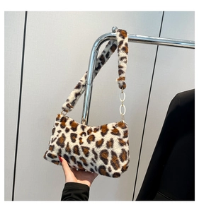 Détail de la texture en fausse fourrure léopard et des anneaux blancs sur le sac