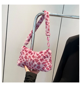 Détail du sac à bandoulière en fausse fourrure léopard rose avec chaîne en acrylique