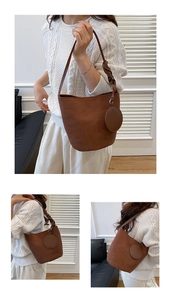 Détail du sac seau en daim marron foncé avec porte-monnaie rond et bandoulière nouée