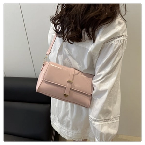 Détail du sac à bandoulière rose en similicuir avec boucle coeur dorée et sangle réglable