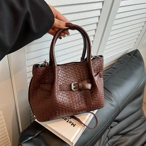Borsa marrone da donna con motivo intrecciato, fibbia in metallo e tracolla staccabile
