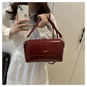 Borsa a patta in pelle lucida rosso intenso retrò con chiusura a cuore dorata a spalla