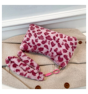 Détail de la texture léopard rose en fausse fourrure avec chaîne sur un manteau en laine