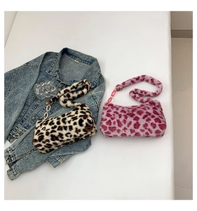 Détail de sacs bandoulière en fausse fourrure léopard avec bandoulières à chaîne décoratives