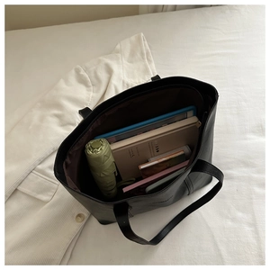 Vue intérieure du grand sac cabas en cuir noir montrant sa capacité de rangement spacieuse