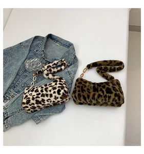 Détails de sacs à main en peluche léopard blanc et marron avec accents de chaîne dorée
