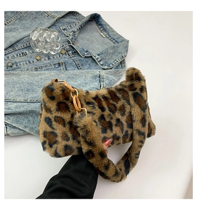 Détail du sac léopard en fausse fourrure avec chaîne ambre et poignée en peluche douce