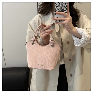 Détail du sac seau rose pâle à texture marbrée avec logo DX Do&thinks et anneau en métal