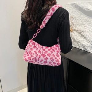 Sac bandoulière en fausse fourrure léopard rose avec chaîne en acrylique sur modèle
