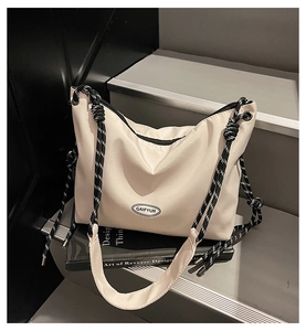 Dettaglio borsa a tracolla in nylon beige con tracolla in corda intrecciata bicolore