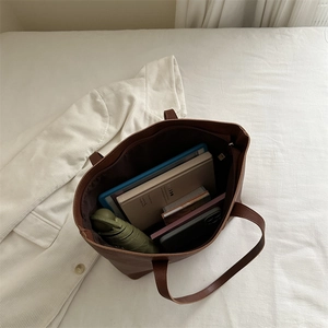 Sac fourre-tout minimaliste en cuir marron foncé avec une grande capacité intérieure