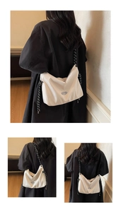 Dettaglio della borsa tote in nylon bianco crema con tracolla in corda intrecciata