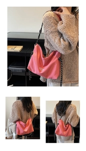 Dettaglio ravvicinato della borsa hobo in nylon rosa con tracolla in corda intrecciata bianca e nera
