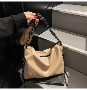 Dettaglio della borsa tote in nylon kaki con tracolla in corda bicolore e borsellino rotondo