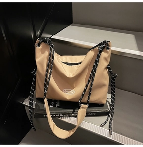 Dettaglio borsa a tracolla in nylon kaki con manico in corda intrecciata e logo GAIFYUN