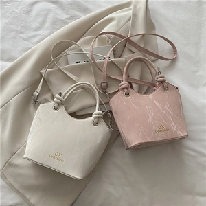 Sac seau minimaliste à motif marbre en blanc et rose avec poignées nouées chic